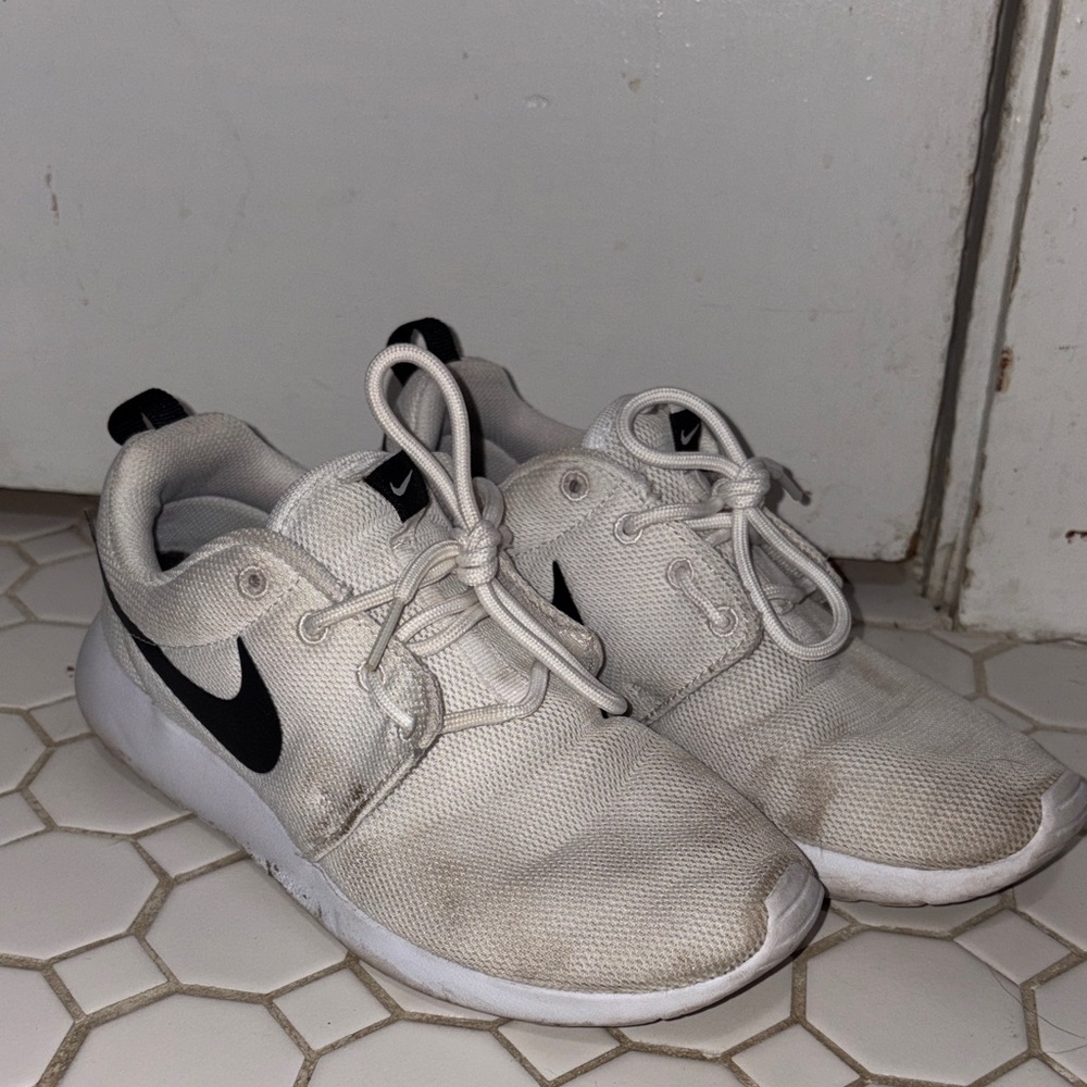 Nike Women Roshe One Size 7